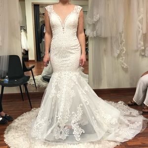 New + unworn beautiful lace wedding dress